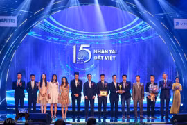 Trao giải thưởng Nhân tài Đất Việt. (Ảnh: Minh Sơn/Vietnam+)