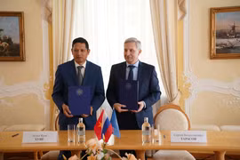 Hiệu trưởng Đại học tổng hợp Herzen Sergei Tarasov và Giám đốc Quỹ Truyền thống và Hữu nghị Nguyễn Quốc Hùng tại lễ ký kết. (Ảnh: Duy Trinh/TTXVN)