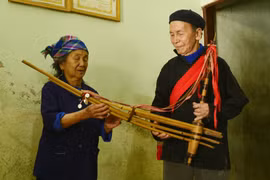 Vợ chồng nghệ nhân ưu tú Mùa A Thào với khèn Mông. (Ảnh: Đinh Thùy/TTXVN)