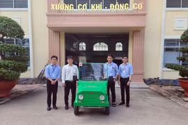 Nhóm sinh viên bên chiếc ôtô điện tự sáng chế. (Ảnh: Trung Kiên/TTXVN)