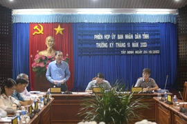 Lãnh đạo Ủy ban Nhân dân tỉnh Tây Ninh xem xét thông qua các chủ trương được trình tại phiên họp thường kỳ. (Ảnh: Giang Phương/TTXVN)