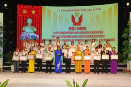 Tỉnh Hậu Giang tuyên dương các cá nhân có thành tích xuất sắc trong phong trào thi đua ái quốc. (Ảnh: Duy Khương/TTXVN)