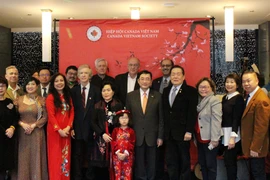 Đại sứ Việt Nam tại Canada Phạm Cao Phong và Thượng nghị sỹ Victor Oh chụp ảnh cùng bà con cộng đồng người Việt và bạn bè Canada. (Ảnh: Trung Dũng/TTXVN) 