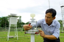 Nhân viên của Đài Khí tượng Thủy văn khu vực Bắc Trung Bộ duy tu, bảo dưỡng các trang thiết bị để đảm bảo thông tin về thời tiết thông suốt trong mùa mưa bão. (Ảnh: Thế Duyệt/TTXVN)