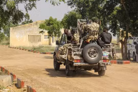 Binh sỹ quân đội Nigeria tuần tra. (Ảnh: AFP/TTXVN) 