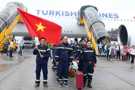 Đội tìm kiếm cứu nạn và cứu hộ Bộ Công an hoàn thành nhiệm vụ tại Thổ Nhĩ Kỳ, về đến sân bay quốc tế Nội Bài. (Ảnh: Phạm Kiên/TTXVN) 