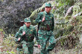 Cán bộ, chiến sỹ Đội phòng, chống ma túy Đồn biên phòng Chiềng On (Biên phòng Sơn La) trên đường tuần tra biên giới. (Ảnh: Trọng Đức/TTXVN)