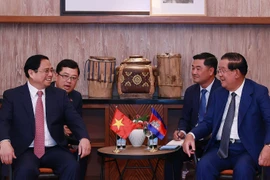 Thủ tướng Phạm Minh Chính gặp Thủ tướng Campuchia Hun Sen. (Ảnh: Dương Giang/TTXVN) 