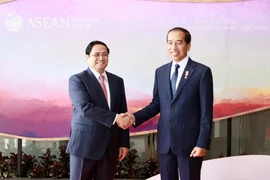 Thủ tướng Phạm Minh Chính và Tổng thống Indonesia Joko Widodo tại Labuan Bajo. (Ảnh: Dương Giang/TTXVN) 