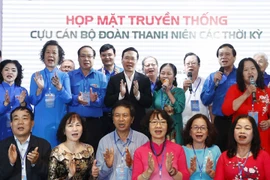 Chủ tịch nước Võ Văn Thưởng với các đại biểu dự buổi họp mặt. (Ảnh: Thống Nhất/TTXVN)