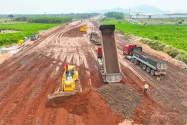 Ngay sau khi mùa mưa kết thúc, dự án thành phần 3 cao tốc Biên Hòa-Vũng Tàu thi công nhộn nhịp, hối hả hơn. (Ảnh: Hoàng Nhị/TTXVN)