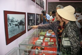 Đại biểu xem trưng bày hình ảnh, hiện vật tại nhà lưu niệm trong Khu di tích căn cứ Tỉnh ủy Bình Thuận trong kháng chiến chống Mỹ. (Ảnh: Nguyễn Thanh/TTXVN)