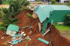 Hiện trường một vụ sạt lở tại đường tránh Gia Nghĩa, tỉnh Đắk Nông. (Ảnh: TTXVN phát) 
