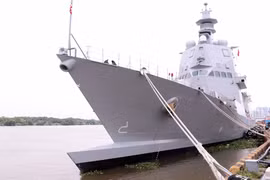 Tàu ITS Morosini dài 143m, được thiết kế mũi kép xuyên sóng đặc biệt nhằm tối ưu hóa hiệu suất hoạt động trên biển. (Ảnh: Xuân Khu/TTXVN) 