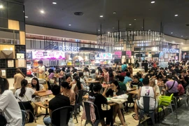 Các cửa hàng dịch vụ ăn uống hầu như không còn chỗ trống. (Ảnh: Tuấn Đức/TTXVN)