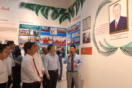 Các đại biểu tham quan khu trưng bày chuyên đề Trương Vĩnh Trọng - trọn nghĩa vẹn tình. (Ảnh: Chương Đài/TTXVN)