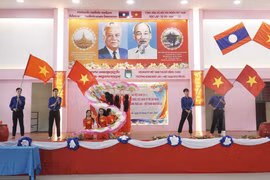 Tiết mục văn nghệ tri ân tới các thầy, cô giáo tại buổi lễ. (Ảnh: Đỗ Bá Thành/TTXVN)