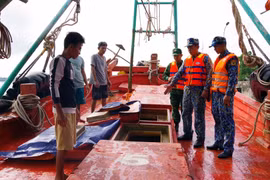 Lực lượng Hải đoàn 28 kiểm tra tàu chở dầu DO không rõ nguồn gốc. (Ảnh: TTXVN phát)