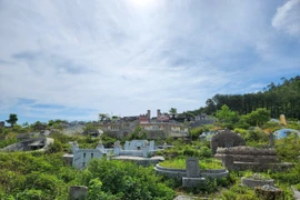 Dự án Công viên văn hóa Ngự Bình (thành phố Huế) chậm tiến độ vì thiếu nguồn lực giải phóng mặt bằng hơn 38ha diện tích đất nghĩa địa, với khoảng hơn 176.700 lăng mộ các loại. (Ảnh: Mai Trang/TTXVN)