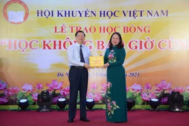 Phó Chủ tịch nước Võ Thị Ánh Xuân tặng quà cho Hội Khuyến học Việt Nam. (Nguồn: Báo Nhân dân)