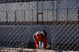 Người di cư vượt qua hàng rào biên giới Mỹ-Mexico tại El Paso, Texas, Mỹ. Ảnh minh họa. (Nguồn: AFP/TTXVN)