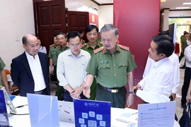 Đại tướng Tô Lâm, Bộ trưởng Bộ Công an và các đại biểu tham quan Triển lãm Chuyển đổi Số trong Công an Nhân dân lần thứ 2 năm 2023. (Ảnh: Phạm Kiên/TTXVN)