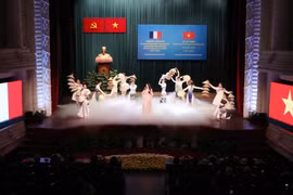 Chương trình biểu diễn văn nghệ chào mừng tại lễ kỷ niệm 50 năm thiết lập quan hệ ngoại giao Việt Nam-Pháp ở Thành phố Hồ Chí Minh . (Ảnh: Xuân Khu/TTXVN) 