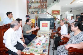 Thủ tướng Phạm Minh Chính thăm, động viên người dân Khu tái định cư Dự án di dời dân cư giải phóng mặt bằng khu vực I Kinh Thành Huế. (Ảnh: Dương Giang/TTXVN) 