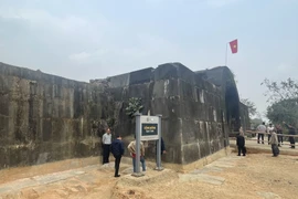 Cấu tạo ba bức tường thành Đông, Nam, Tây tương tự nhau về kích thước và kỹ thuật ghép đá, tiêu biểu nhất là tường thành phía Đông có lớp đá lót móng kích thước lớn phía dưới đáy. (Ảnh: Hoa Mai/TTXVN)