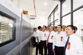 Chủ tịch nước Võ Văn Thưởng cùng các đại biểu tham quan Đài phát sóng AM/DRM khu vực Nam Trung Bộ. (Ảnh: Thống Nhất/TTXVN) 