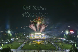 Sử dụng máy bay không người lái tạo chữ tại lễ khai mạc. (Ảnh: Duy Khương/TTXVN)