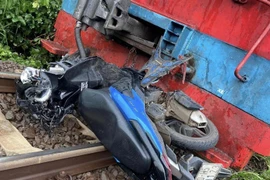 Xe máy biến dạng phần đầu sau khi va chạm với tàu hỏa tại Đồng Nai. (Ảnh: TTXVN phát)