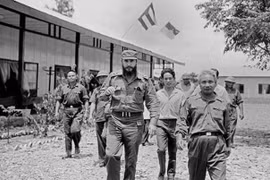 Tổng Tư lệnh Cuba Fidel Castro cùng Thủ tướng Phạm Văn Đồng trong cuộc míttinh của nhân dân Quảng Trị chào mừng Đoàn đến thăm vùng Giải phóng miền Nam Việt Nam, ngày 15/9/1973. (Ảnh: TTXVN) 