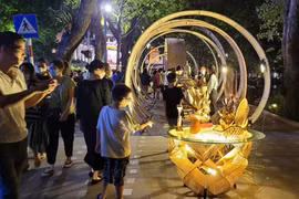 Không gian trưng bày từ tre với tạo hình hấp dẫn ven hồ Hoàn Kiếm tại Lễ hội Thiết kế sáng tạo Hà Nội năm 2022. (Ảnh: Minh Anh/Vietnam+)