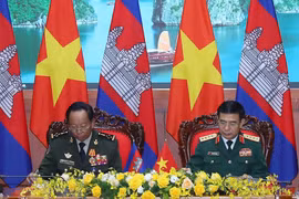 Đại tướng, Bộ trưởng Quốc phòng Phan Văn Giang và Phó Thủ tướng, Bộ trưởng Quốc phòng Vương quốc Campuchia, Đại tướng Tea Banh ký kế hoạch hợp tác năm 2023 giữa Bộ Quốc phòng hai nước. (Ảnh: Trọng Đức/TTXVN) 