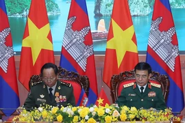 Đại tướng, Bộ trưởng Quốc phòng Phan Văn Giang và Phó Thủ tướng, Bộ trưởng Quốc phòng Vương quốc Campuchia, Đại tướng Tea Banh ký kế hoạch hợp tác năm 2023 giữa Bộ Quốc phòng hai nước. (Ảnh: Trọng Đức/TTXVN) 