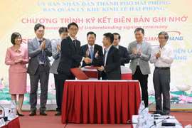Lễ ký kết biên bản hợp tác tại Diễn đàn kết nối các doanh nghiệp hỗ trợ và doanh nghiệp đầu tư nước ngoài (FDI) tại thành phố Hải Phòng năm 2023. (Ảnh: Hoàng Ngọc/TTXVN) 