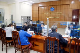 Nhân viên Bảo hiểm Xã hội tỉnh Hưng Yên hướng dẫn người dân làm thủ tục tham gia Bảo hiểm Xã hội. (Ảnh: Phạm Kiên/TTXVN)
