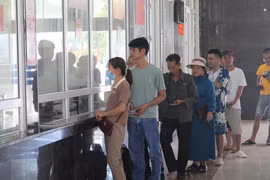 Công dân làm thủ tục nhập cảnh vào Việt Nam tại Cửa khẩu Quốc tế Tà Lùng (Cao Bằng). (Ảnh: Chu Hiệu/TTXVN)