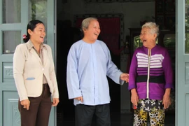 Ông Nguyễn Hoàng Khởi, Trưởng Ban đại diện Phật Giáo Hòa Hảo tỉnh Hậu Giang động viên hoàn cảnh neo đơn trên địa bàn xã Vị Thắng, huyện Vị Thủy. (Ảnh: Nguyễn Hằng/TTXVN)