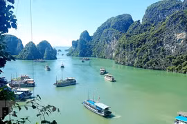 Vịnh Hạ Long có gần 2.000 hòn đảo lớn nhỏ, được thiên nhiên ban tặng vẻ đẹp kỳ vĩ, độc đáo. (Ảnh: Thanh Vân/TTXVN) 