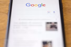 Biểu tượng của hãng công nghệ Google trên điện thoại thông minh. (Ảnh: AFP/TTXVN) 