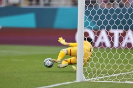 Thủ môn Kim Thanh cản phá thành công quả sút phạt 11m của tuyển thủ Mỹ Alex Morganở phút 44. (Ảnh: TTXVN phát)