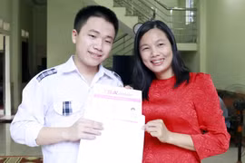 Nguyễn Mạnh Thắng chia sẻ niềm vui với cô giáo chủ nhiệm Nguyễn Thị Hường. (Ảnh: Đồng Thúy/TTXVN)