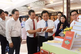 Ủy viên Bộ Chính trị, Giám đốc Học viện Chính trị Quốc gia Hồ Chí Minh Nguyễn Xuân Thắng tham quan sách trưng bày Lịch sử Đảng bộ các địa phương. (Ảnh: Mai Trang/TTXVN)