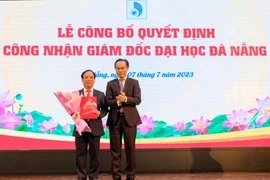 Ông Nguyễn Ngọc Vũ (bên trái) tiếp tục giữ chức Giám đốc Đại học Đà Nẵng. (Ảnh: Trần Lê Lâm/TTXVN)