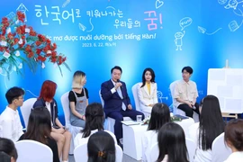 Tổng thống Hàn Quốc Yoon Suk Yeol nói chuyện với các sinh viên. (Ảnh: An Đăng/TTXVN) 