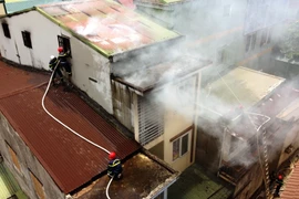 Lực lượng Cảnh sát Phòng cháy chữa cháy và tìm kiếm cứu hộ Công an tỉnh Quảng Trị tiếp cận hiện trường, nỗ lực dập tắt ngọn lửa. (Ảnh: Nguyên Linh/TTXVN)