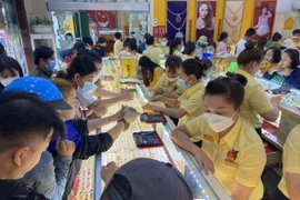 Nhiều người dân tới mua sắm vàng tại tiệm vàng ở quận Bình Thạnh, Thành phố Hồ Chí Minh. (Ảnh: Hứa Chung/TTXVN)