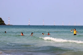 Khách du lịch tắm biển tại Bãi Sao, phường An Thới, thành phố Phú Quốc (Kiên Giang). (Ảnh: Lê Huy Hải/TTXVN)